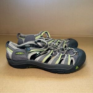Kids Keen hiking/outdoor sandals size 4